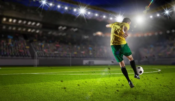 Jugador de fútbol en el estadio deportivo. Medios mixtos — Foto de Stock