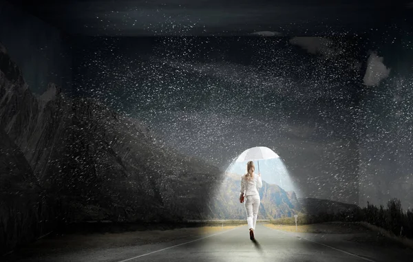 Femme d'affaires avec parapluie blanc. Techniques mixtes — Photo