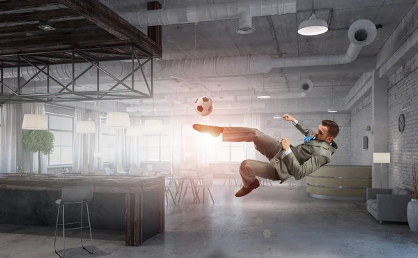 Gry w piłkę nożną w biurze. Techniki mieszane — Zdjęcie stockowe