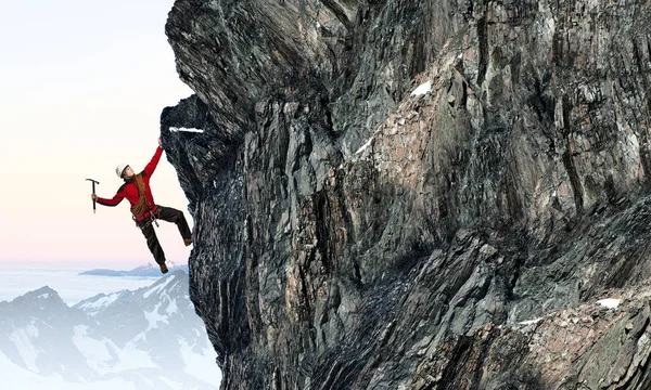 Extreme klimmen is zijn adrenaline. Mixed media — Stockfoto