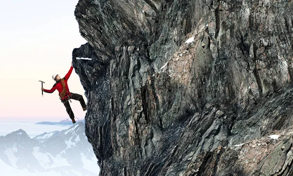 La escalada extrema es su adrenalina. Medios mixtos — Foto de Stock