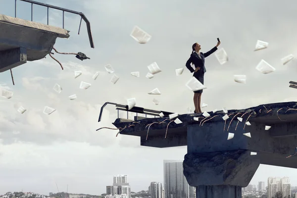 Mujer de negocios cogiendo momento en su móvil. Medios mixtos — Foto de Stock