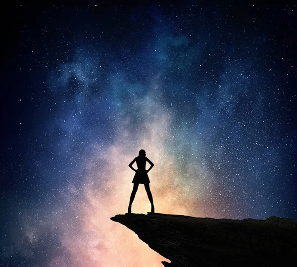Affärskvinna mot stjärnhimmel. Mixed media — Stockfoto