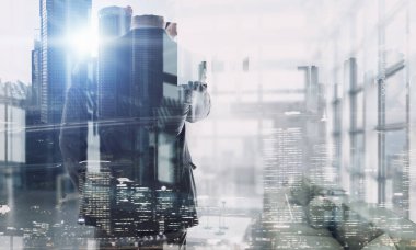 İşadamı ve cityscape maruz. Karışık teknik