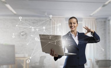 Dizüstü elinde olan kadın. Karışık teknik