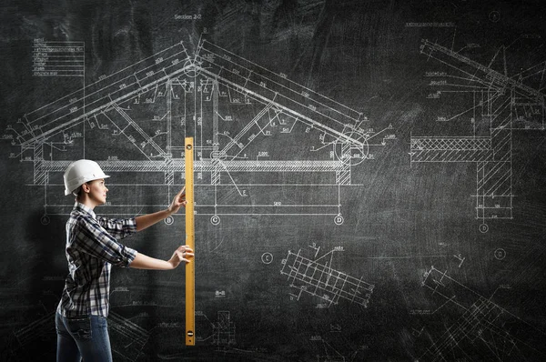 Mujer constructora tomando medidas. Medios mixtos — Foto de Stock