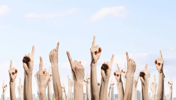 Gruppo di persone alzate la mano. Mezzi misti — Foto Stock