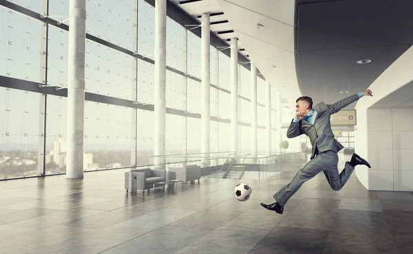 Грає в футбол в офісі. Змішані носії — стокове фото