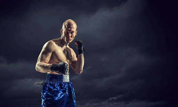 Box lutador treinando ao ar livre. Meios mistos — Fotografia de Stock
