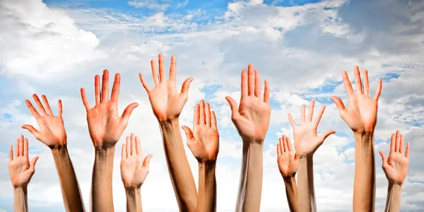 Gruppo di persone alzate la mano. Mezzi misti — Foto Stock