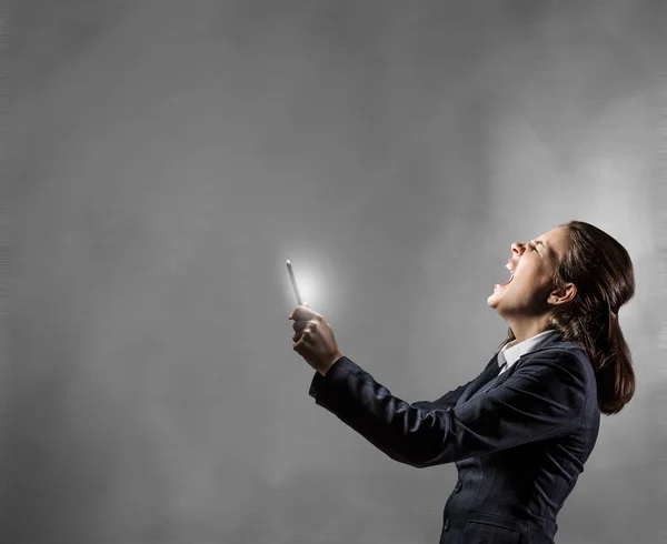 Mujer de negocios con tableta pc. Medios mixtos — Foto de Stock