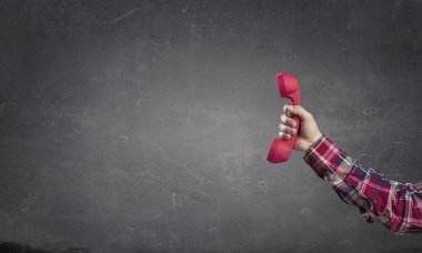 Alıcı elinde telefon. Karışık teknik