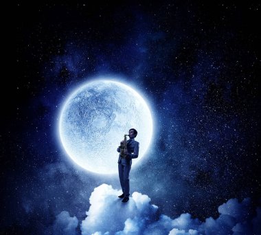 Romantik saksofoncu melodi oynarken. Karışık teknik