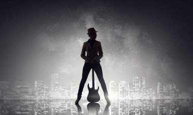 Onun yaşam tarzı müziktir. Karışık teknik