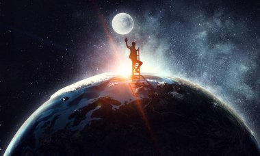 Genç kadın ulaşan ay. Karışık teknik