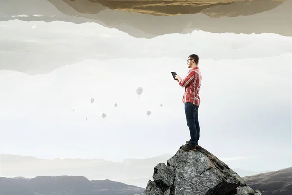 Hipster man gebruik tablet-pc. Mixed media — Stockfoto