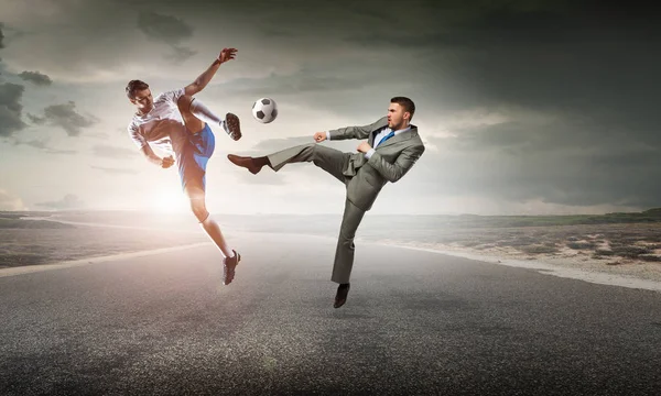 Jugador de fútbol pateando pelota. Medios mixtos — Foto de Stock