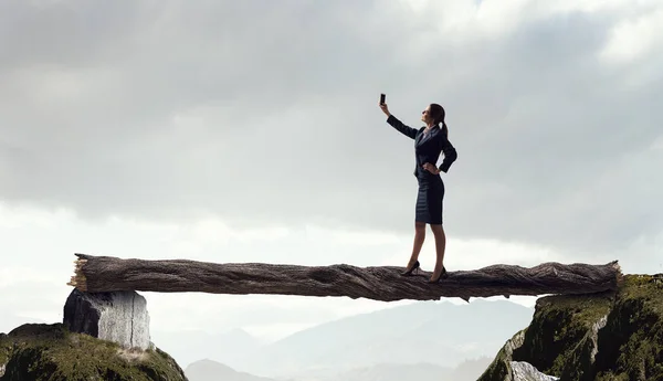 Geschäftsfrau fängt Moment auf ihrem Handy ein. Gemischte Medien — Stockfoto