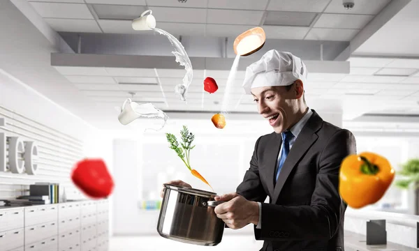 Han är matlagning något speciellt. Mixed media — Stockfoto
