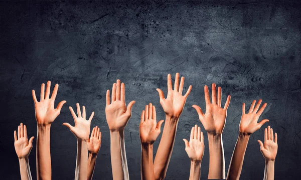 O grupo de pessoas levanta as mãos. Meios mistos — Fotografia de Stock