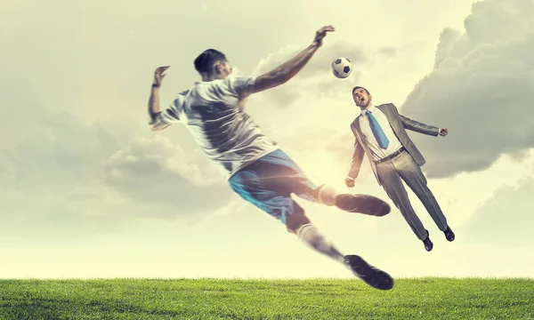 サッカー プレーヤーがボールを蹴る。ミクスト メディア — ストック写真