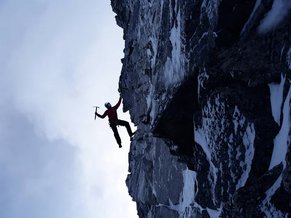 Aşırı Tırmanma onun adrenalindir. Karışık teknik — Stok fotoğraf