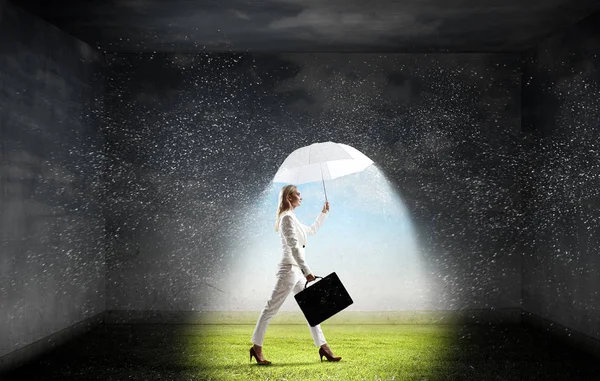 Mulher de negócios com guarda-chuva branco. Meios mistos — Fotografia de Stock