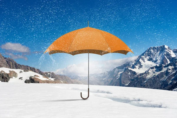 Turuncu şemsiye ve kar. Karışık teknik — Stok fotoğraf