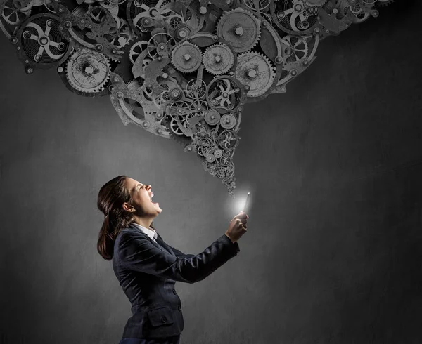 Mujer de negocios con tableta pc. Medios mixtos — Foto de Stock