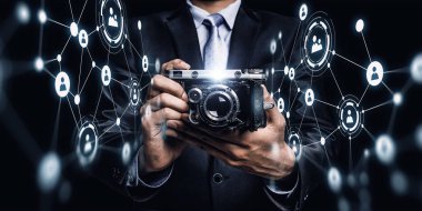 İşadamı alarak fotoğraf ile vintage fotoğraf makinesi. Karışık teknik