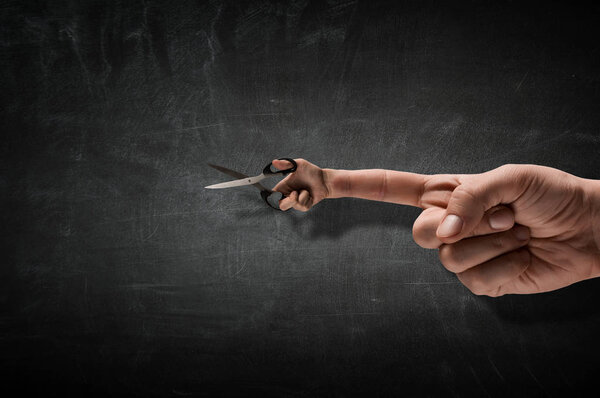 Ножницы в руке. Смешанные медиа
