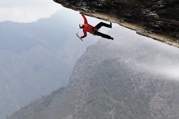 La escalada extrema es su adrenalina. Medios mixtos —  Fotos de Stock