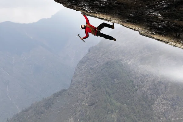 Extremklettern ist sein Adrenalin. Gemischte Medien — Stockfoto