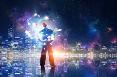 Cityscape ile ilgilenen mühendis adam. Karışık teknik