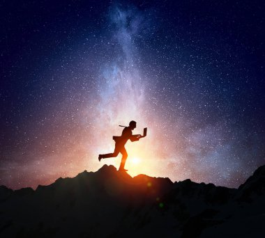 Yıldızlı gökyüzü karşı iş adamı. Karışık teknik