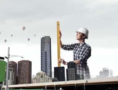 Önlemler alan Oluşturucusu kadın. Karışık teknik