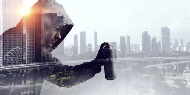 Sprey ile çizim adam. Karışık teknik