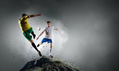 Açık havada futbolcu. Karışık teknik