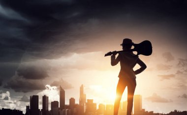 Onun yaşam tarzı müziktir. Karışık teknik