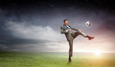 O lider ve ileri oyuncu. Karışık teknik