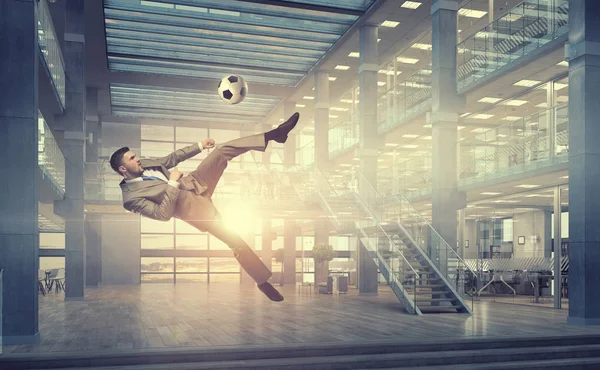 在办公室里的踢足球。混合媒体 — 图库照片