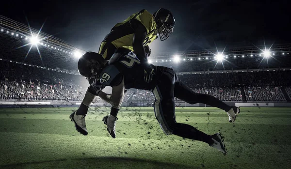 Amerikansk fotbollsspelare på arena. Mixed media — Stockfoto