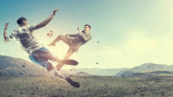 Jugador de fútbol pateando pelota. Medios mixtos — Foto de Stock