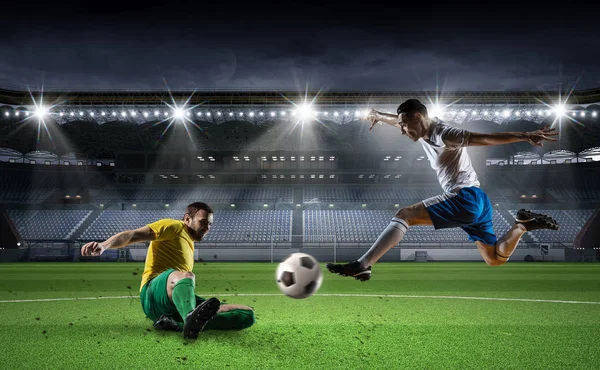 Momentos calientes del partido de fútbol. Medios mixtos — Foto de Stock