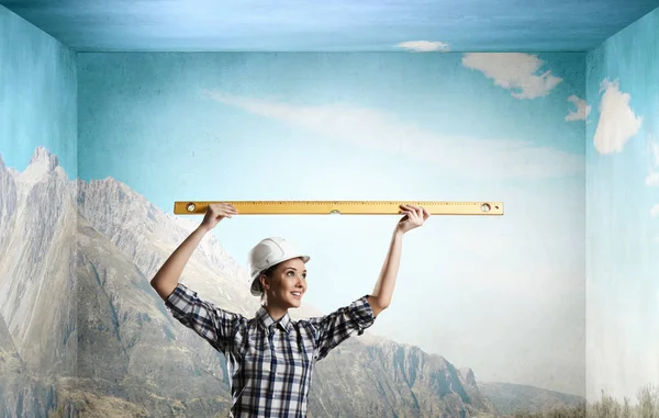 Mujer constructora tomando medidas. Medios mixtos — Foto de Stock