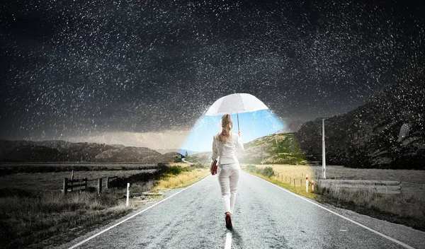 Mulher de negócios com guarda-chuva branco. Meios mistos — Fotografia de Stock