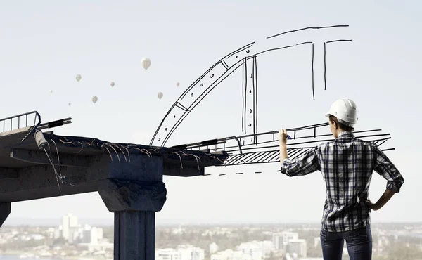 Mujer constructora tomando medidas. Medios mixtos —  Fotos de Stock