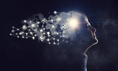 Küçük adam karanlıkta arıyor. Karışık teknik