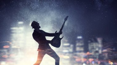 Zarif gitarist siluet. Karışık teknik