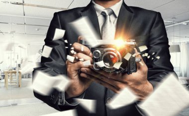 İşadamı alarak fotoğraf ile vintage fotoğraf makinesi. Karışık teknik